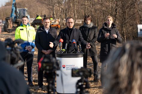 Schéma znázorňujúca «Práca namiesto dávok»