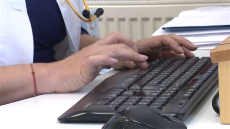 Ilustračná fotografia osoby pracujúcej na počítači