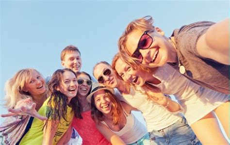 Ilustračná fotografia mladých ľudí na pohovore