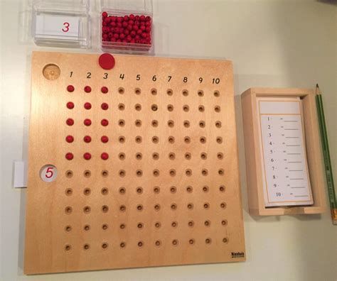 Montessori doska na násobenie s drevenými guličkami