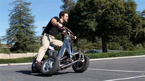 Starší človek na elektrickej trojkolke, ilustrujúci mobilitu a nezávislosť