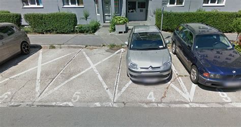 Schéma starého a nového zvislého označenia vyhradeného parkovacieho miesta pre osoby s ťažkým zdravotným postihnutím