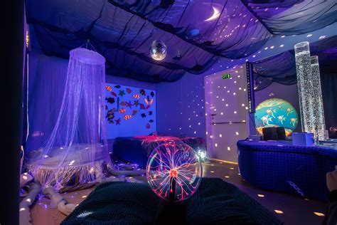 Ilustrácia Snoezelen miestnosti s interaktívnymi prvkami