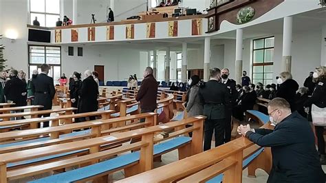 Ľudia sa lúčia s odchádzajúcim kolegom