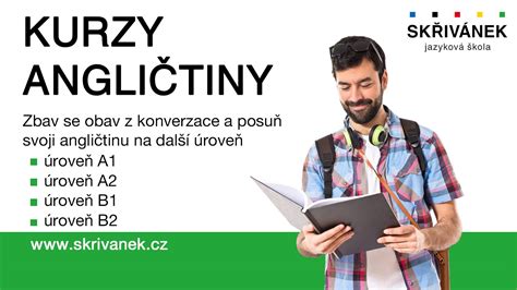 senior študujúci angličtinu na tablete