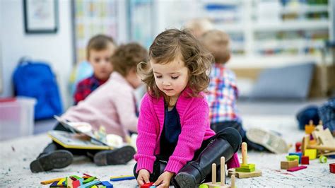 Deti hrajúce sa s edukačnými hračkami