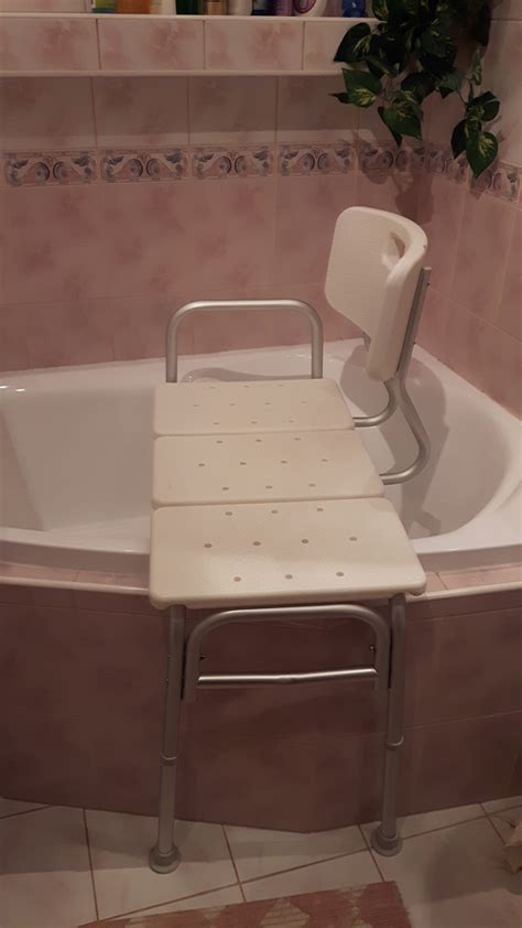 Rôzne pomôcky pre seniorov do kúpeľne a na WC