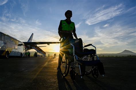 Človek na invalidnom vozíku hrá so psom