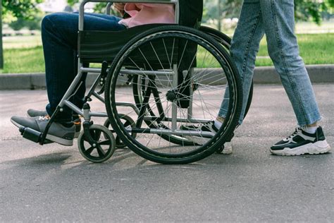 Žena so zdravotným postihnutím, ktorá sa snaží vybaviť invalidný dôchodok