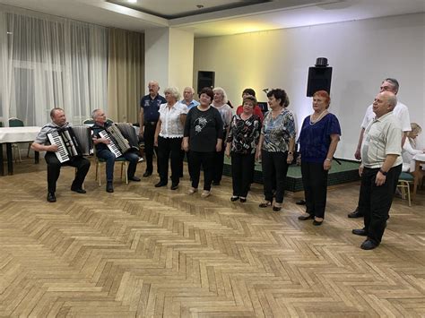 seniori pri spoločnej aktivite v klube
