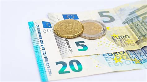 Žena držiaca v rukách peniaze, znázorňujúca finančnú pomoc po strate manžela