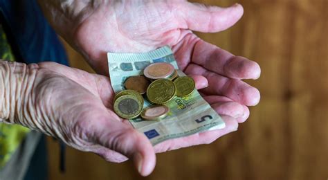 grafické znázornenie rastu životného minima a jeho vplyv na minimálny dôchodok