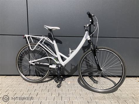 Ilustrácia rôznych typov elektrobicyklov (mestský, trekingový, skladací)