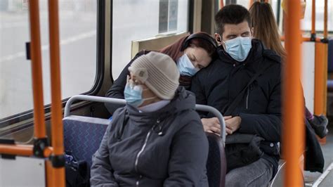 Seniorka cestuje mestskou hromadnou dopravou