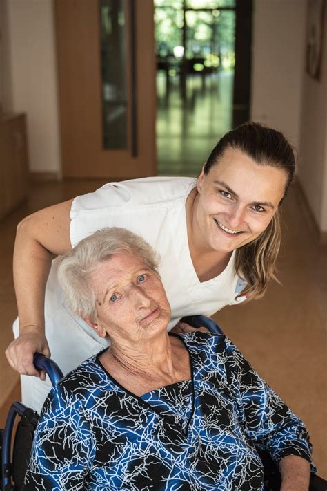 Fotografia personálu hospicu pri práci s pacientom
