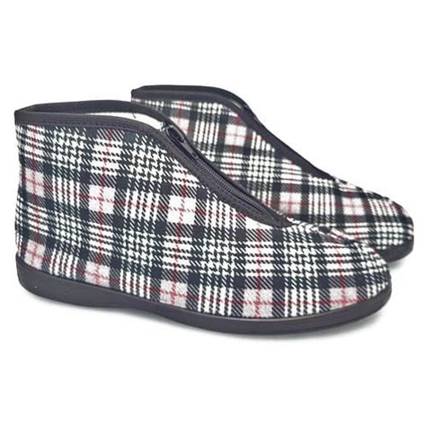 Rôzne typy teplých papúč pre seniorov (klasické, vysoké, na zips).