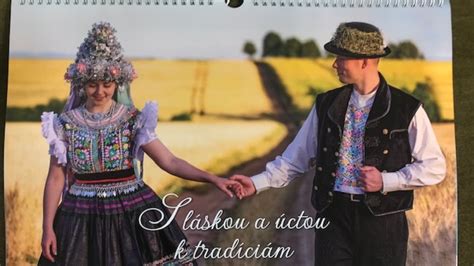 Ilustrácia kalendára s označenými víkendami a sviatkami