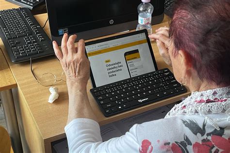 Seniori používajúci tablet a počítač