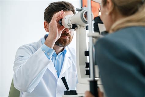 optometrista pri vyšetrení zraku vodiča