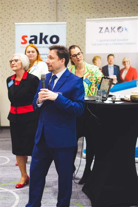 slávnostná atmosféra pri rozlúčke so zamestnancom v kancelárii
