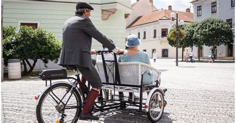 dobrovoľník a senior na rikši