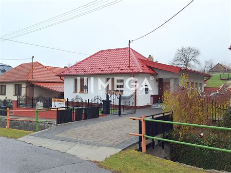 Rodinný dom s nápisom