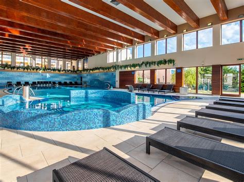 Starší pár relaxujúci vo wellness centre