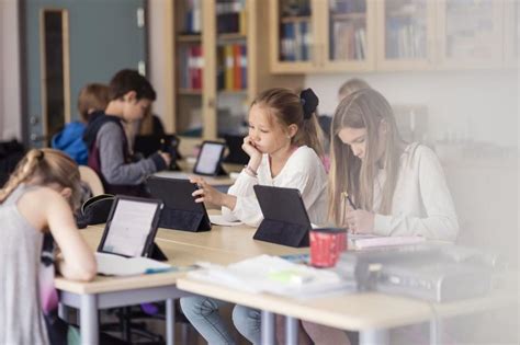 Študenti používajúci tablety v triede