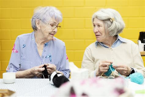 Seniori maľujúci počas arteteparie