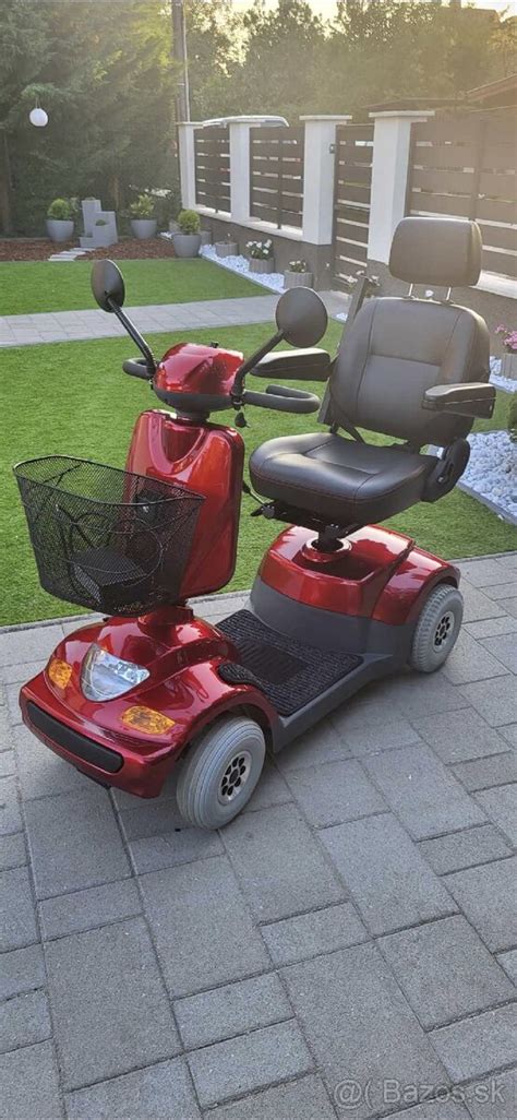 Elektrický skúter pre seniorov v exteriéri
