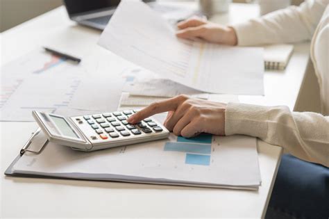 Infografika vysvetľujúca výpočet denného vymeriavacieho základu a jeho použitie pri výpočte nemocenských dávok.