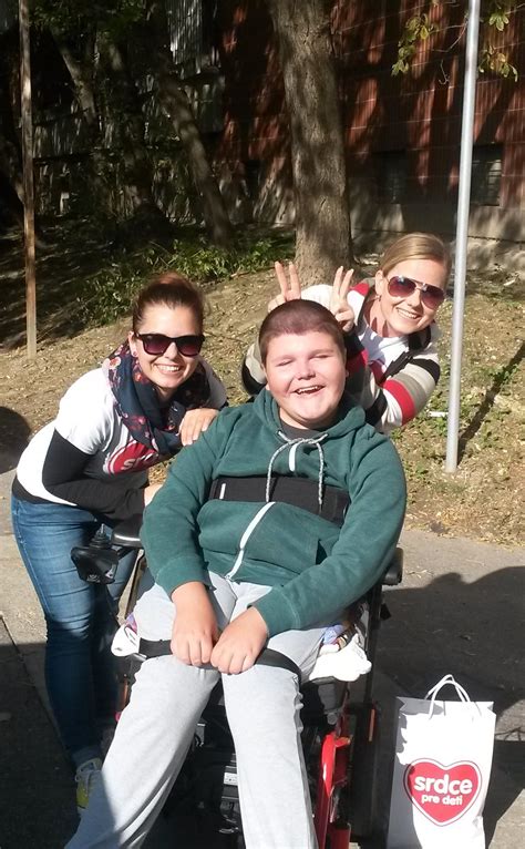 Rodina s ŤZP osobou, ktorá sa teší z nového upraveného auta