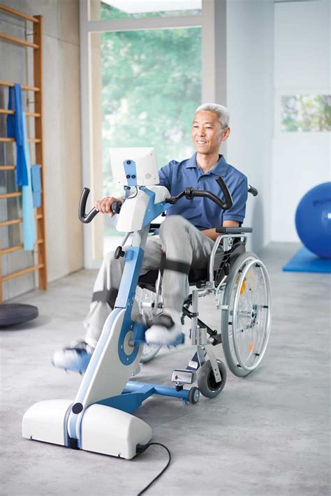 Senior cvičiaci na rehabilitačnom trenažéri THERA-trainer