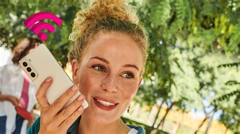 Staršia žena s mobilným telefónom, text Senior paušál