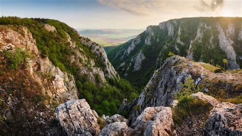 Zádielska tiesňava s vysokými skalnými bralami a potokom