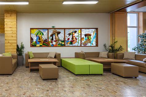 učebňa jazykovej školy s moderným vybavením