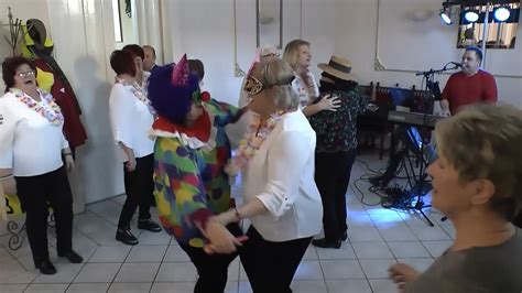 Seniori tancujúci na fašiangovom karnevale