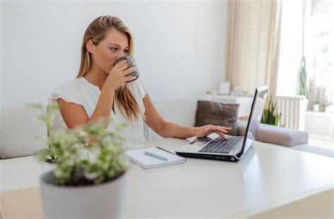 Žena pracujúca z domu s notebookom a kávou