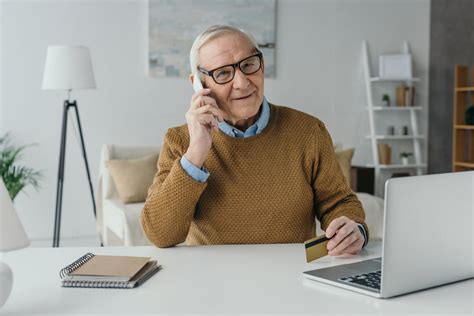 Dôchodca používa mobilnú aplikáciu banky