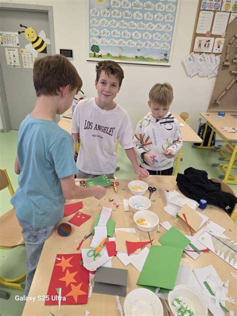 Skupina seniorov a detí počas tvorivej dielne