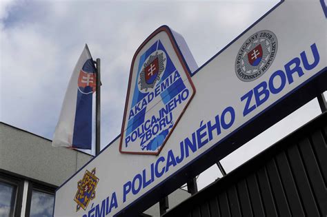 Študenti policajnej akadémie pri výcviku