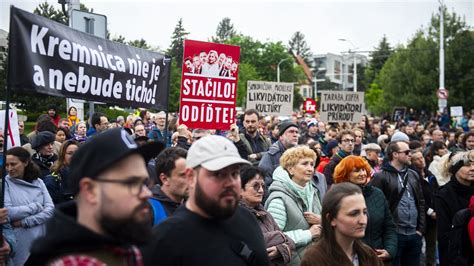 Nespokojné ženy protestujúce pred parlamentom