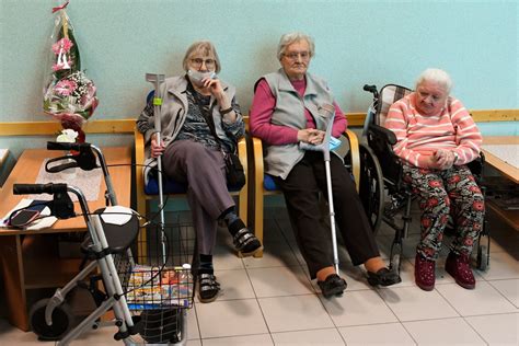 Ľudia podpisujúci petíciu za zastropovanie dôchodkov