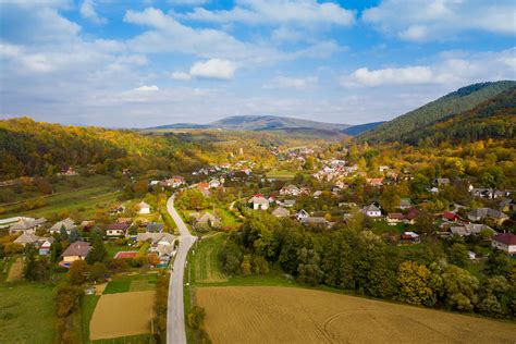 Mapa obce Hrachovište a okolia s vyznačenými zaujímavosťami