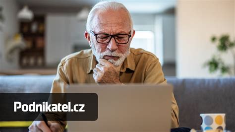 Senior kontroluje schránku s letáčikom