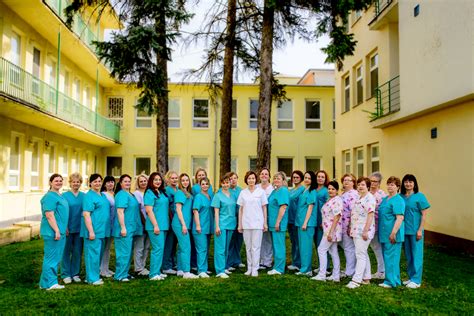 Tím lekárov a sestier pracujúci spolu