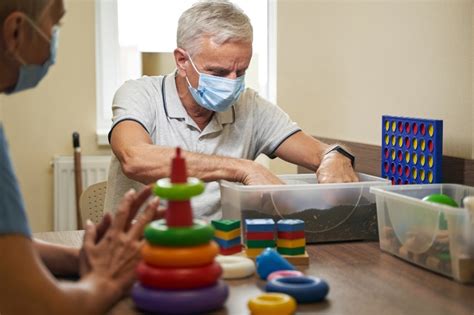 Seniori zapojení do rôznych aktivít, ako sú spoločenské hry a ergoterapia