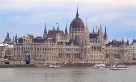 Panoramatický pohľad na Budapešť s Dunajom a parlamentom