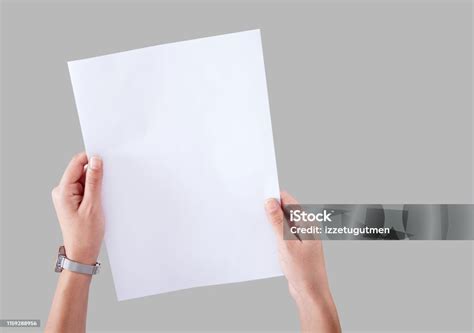 Osoba píšuca na papier s rozhádzanými myšlienkami okolo