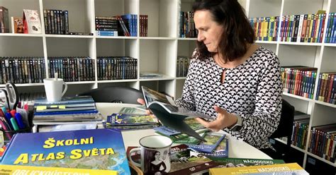 Ilustračná fotografia staršieho páru na cestách s mapou